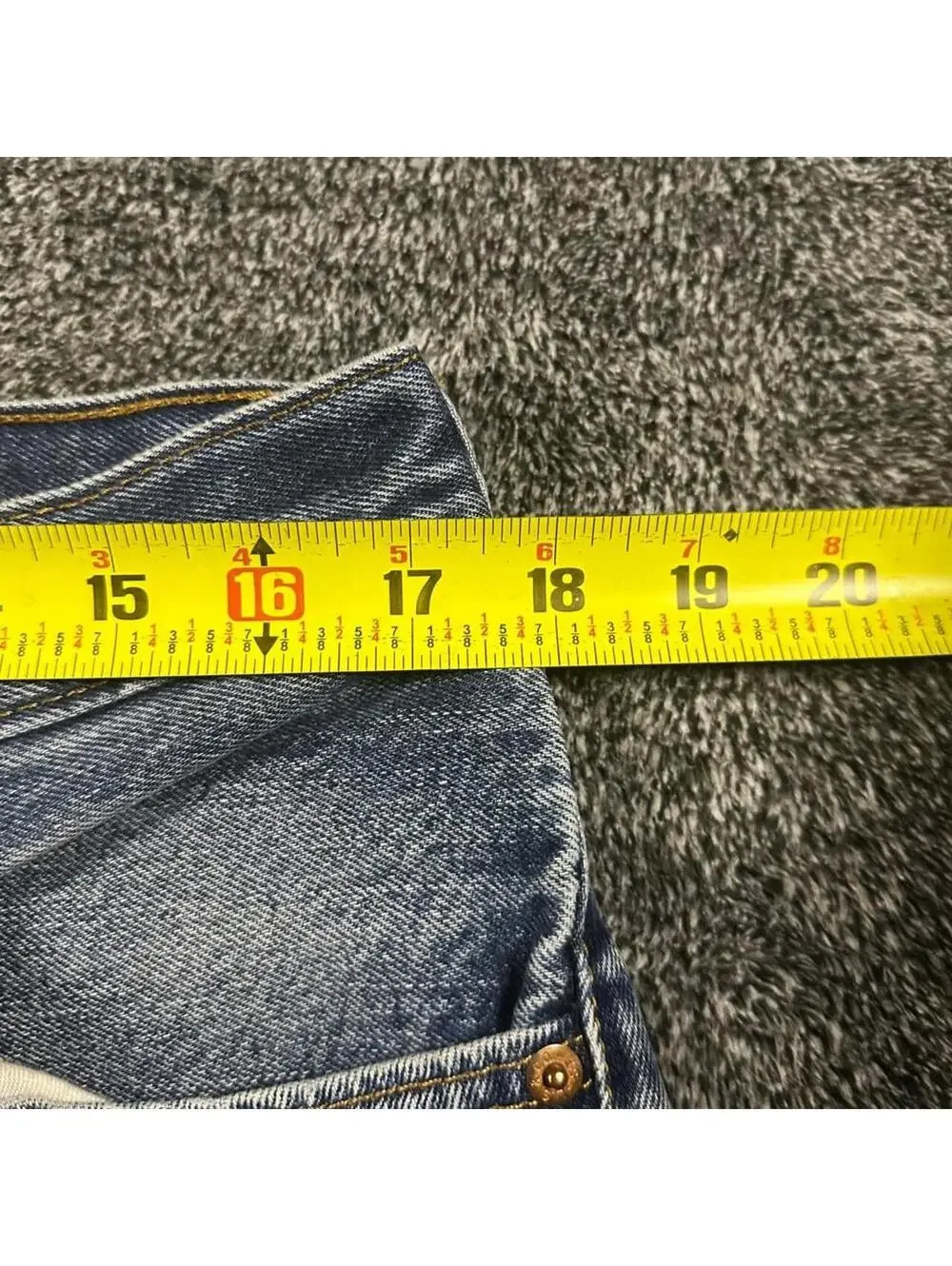 Levis fits 35x29”